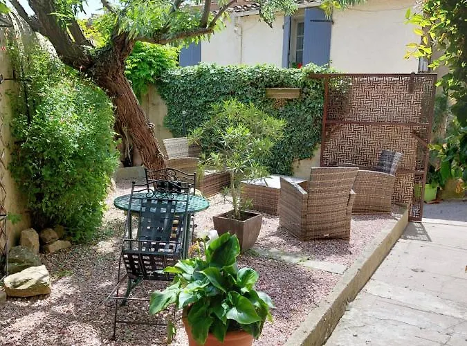 Semesterbostad Le Logis Des Remparts A L'interieur De La Cite Medievale, Jardin Prive, Parking Inclus *