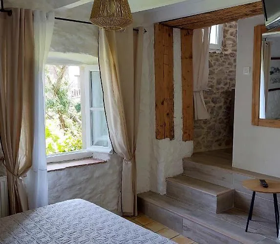 Le Logis Des Remparts Coeur De La Cité Médiévale, Jardin Privé Hébergement de vacances *