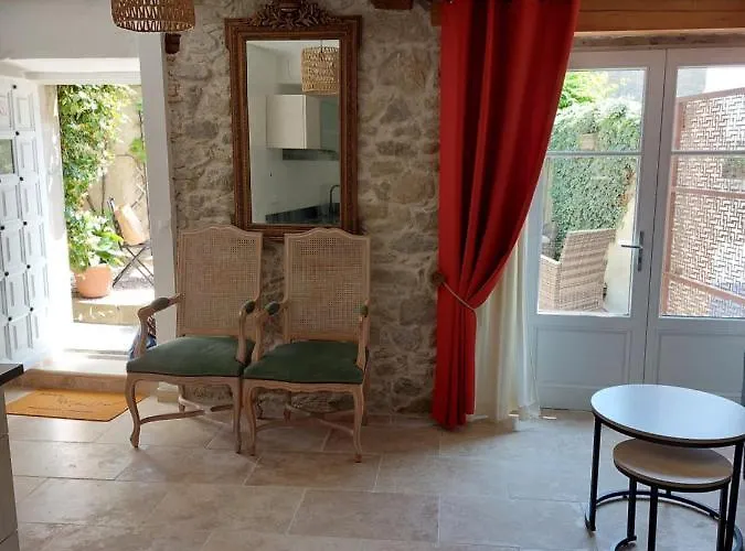 펜션 Le Logis Des Remparts A L'interieur De La Cite Medievale, Jardin Prive, Parking Inclus