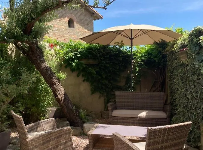 펜션 Le Logis Des Remparts A L'interieur De La Cite Medievale, Jardin Prive, Parking Inclus *