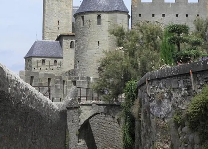 Le Logis Des Remparts Coeur De La Cité Médiévale, Jardin Privé Hébergement de vacances