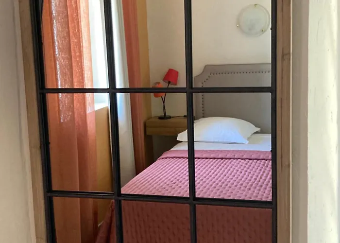 Le Logis Des Remparts Coeur De La Cité Médiévale, Jardin Privé Hébergement de vacances *